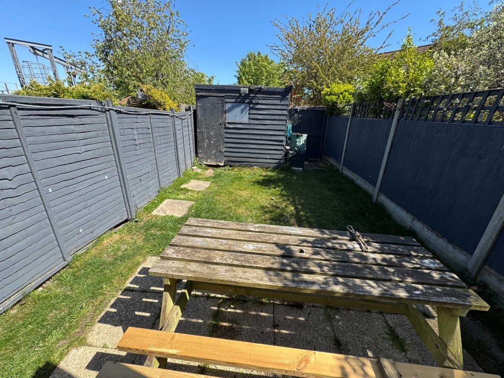 Lot: 113 - FREEHOLD MODERN TWO-BEDROOM HOUSE FOR INVESTMENT - Rear garden